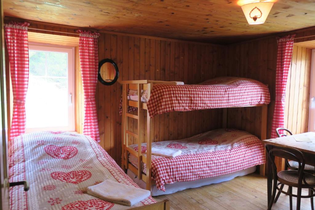 Postel nebo postele na pokoji v ubytování Edelweiss Mountain Guest House - 1 hour hike up from Zermatt station - On hiking trail - No transport