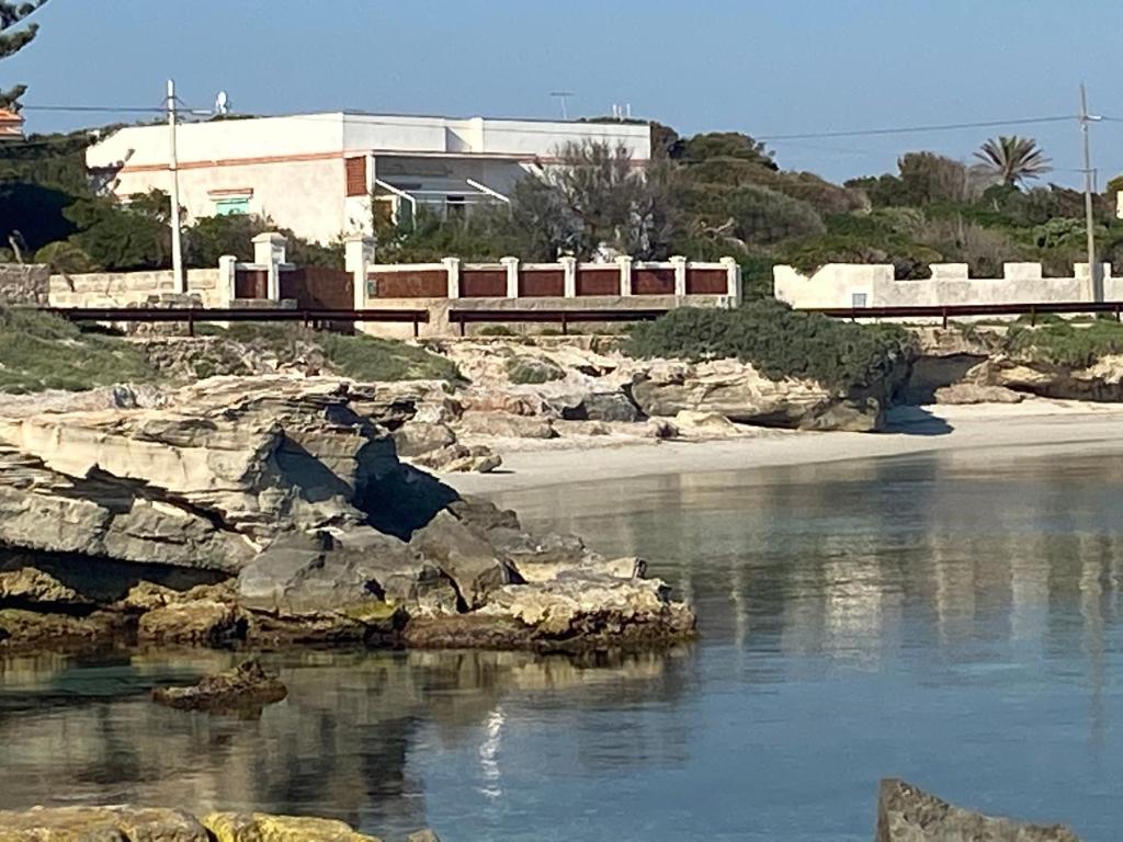 Un treno su un ponte sopra un fiume di Appartamenti in Villa Calamoni a Favignana