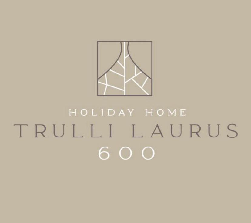 ein Logo für ein Ferienhaus in einem Haus in der Unterkunft Trulli Laurus 600 in Selva di Fasano