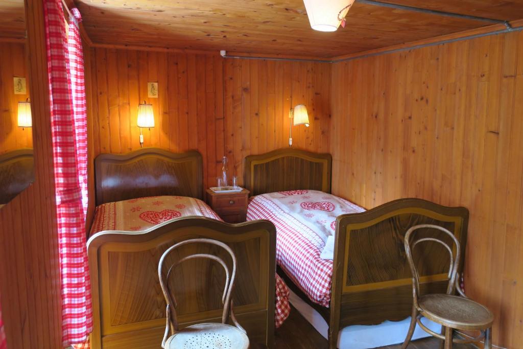 Posezení v ubytování Edelweiss Mountain Guest House - 1 hour hike up from Zermatt station - On hiking trail - No transport