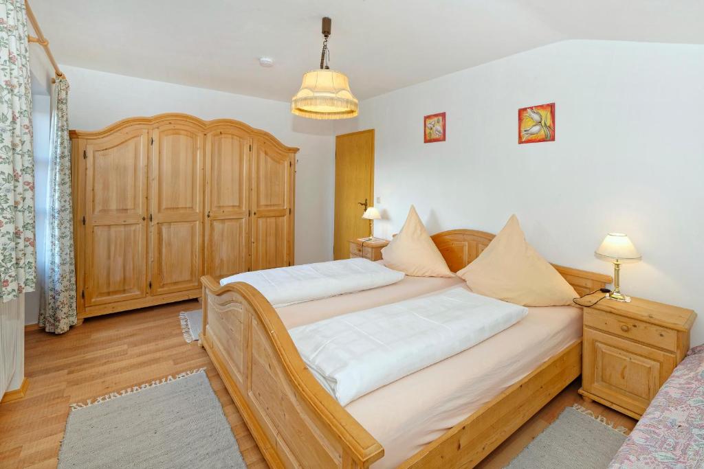 Postel nebo postele na pokoji v ubytování Gästehaus Koyerbauer Boardinghouse