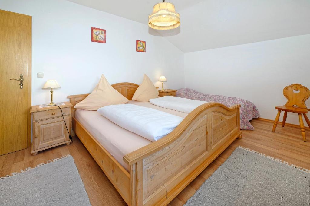 Postel nebo postele na pokoji v ubytování Gästehaus Koyerbauer Boardinghouse