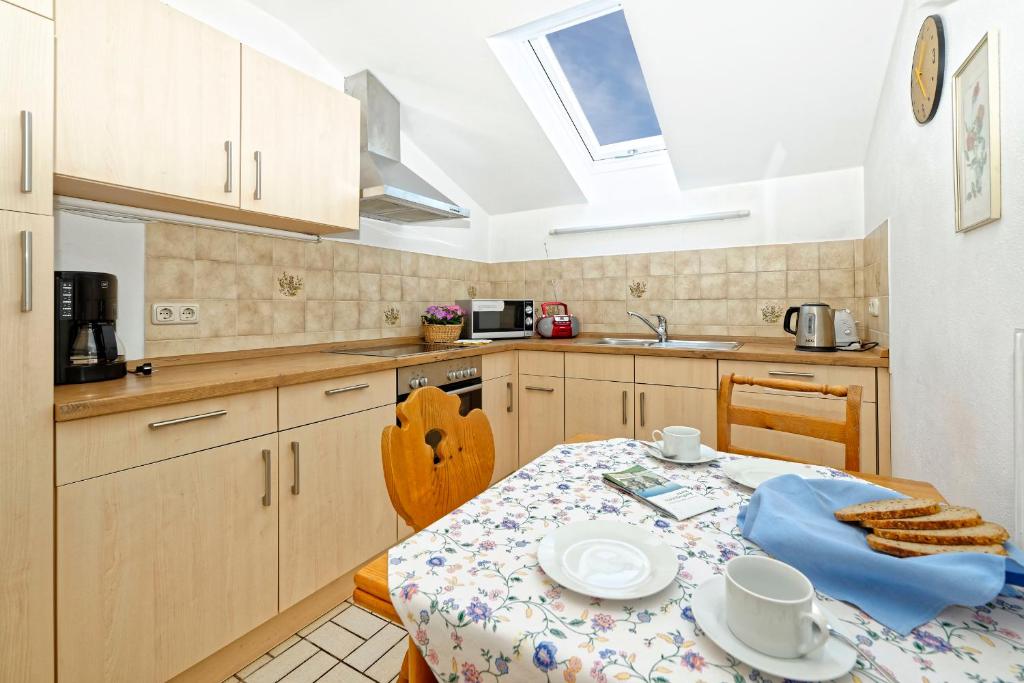 Kuchyň nebo kuchyňský kout v ubytování Gästehaus Koyerbauer Boardinghouse
