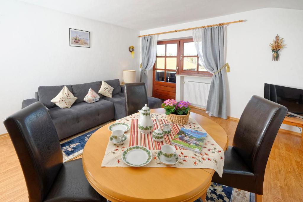 Posezení v ubytování Gästehaus Koyerbauer Boardinghouse