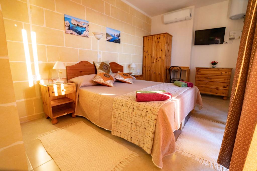 Postel nebo postele na pokoji v ubytování Sunset Seaview Apartments