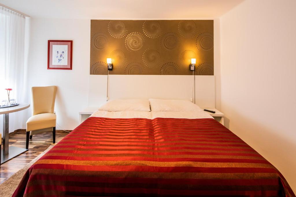 Posteľ alebo postele v izbe v ubytovaní Riviéra Rooms Vendégszobák