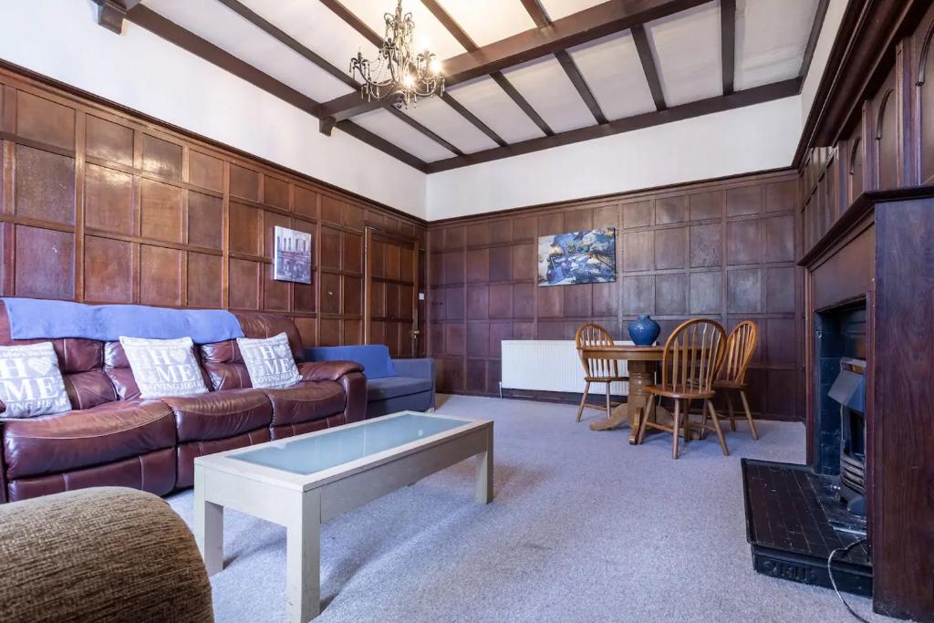 No 1 - LARGE 1 BED NEAR SEFTON PARK AND LARK LANE 휴식 공간