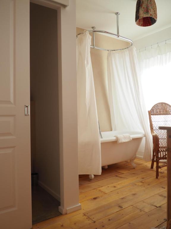 Postel nebo postele na pokoji v ubytování Hôtel Lido Beach