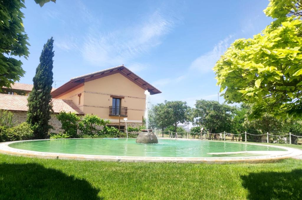 una piscina en el patio de una casa en Finca La Calancha, en Cuerva