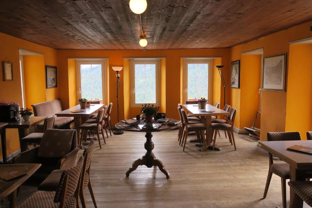 Posezení v ubytování Edelweiss Mountain Guest House - 1 hour hike up from Zermatt station - On hiking trail - No transport