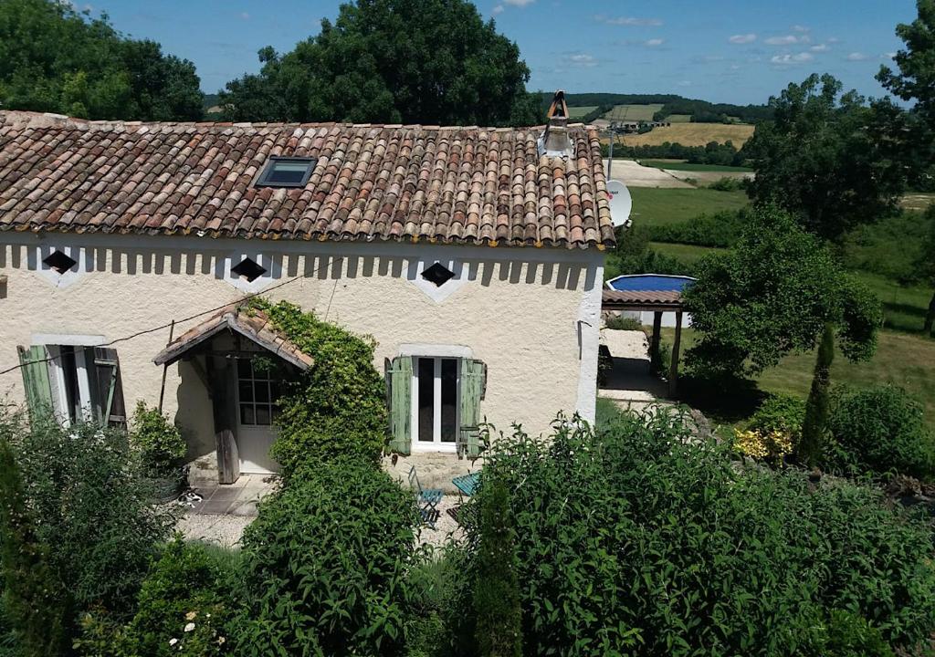 une vue aérienne sur une maison blanche avec un toit dans l'établissement countryside lavender cottage, à Saint-Julien-dʼEymet