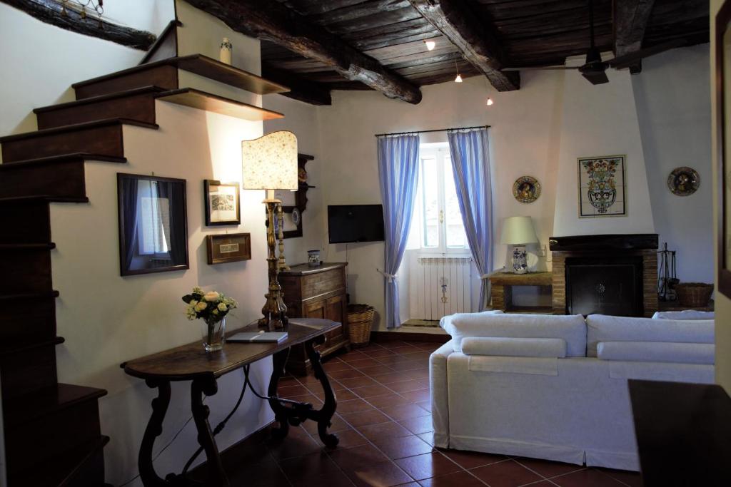 salon z białą kanapą i stołem w obiekcie Sui tetti del borgo w mieście Capranica