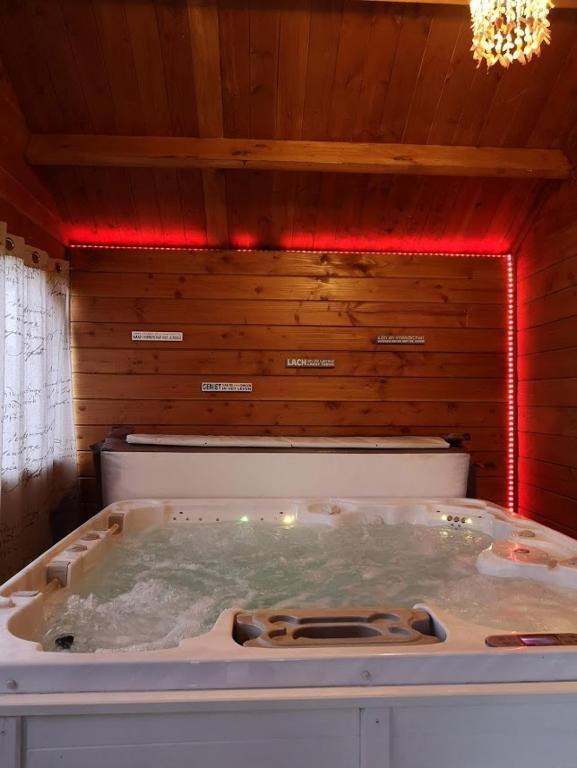 Postel nebo postele na pokoji v ubytování Het Filipijns Slaaphuisje