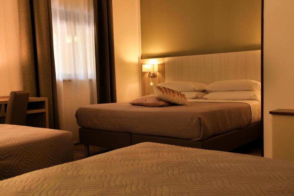 Postel nebo postele na pokoji v ubytování Pausania Inn