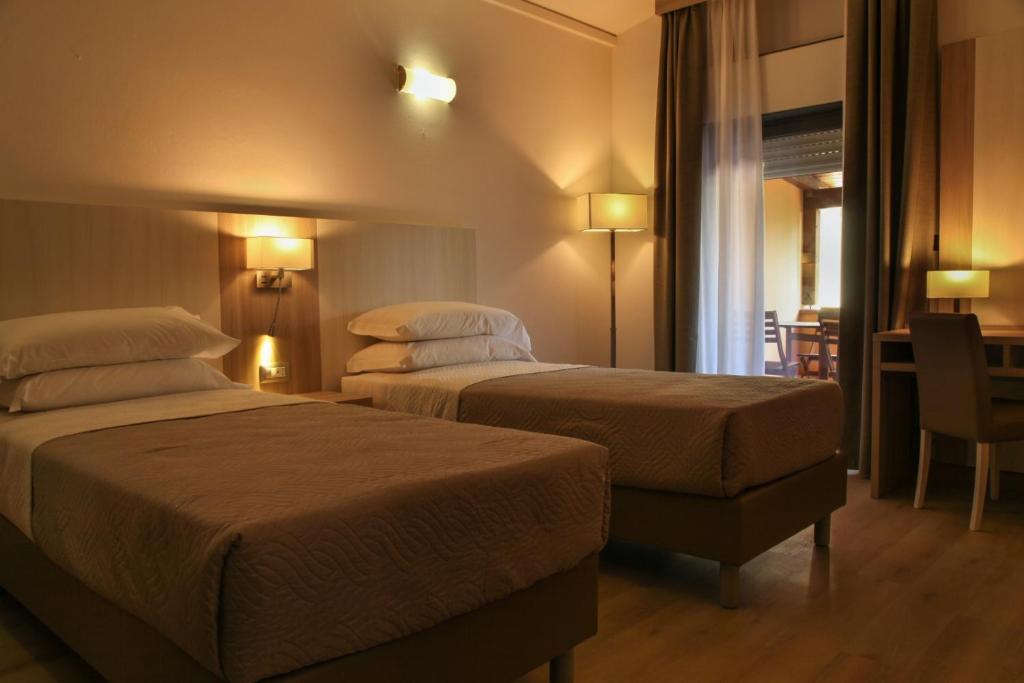 Postel nebo postele na pokoji v ubytování Pausania Inn