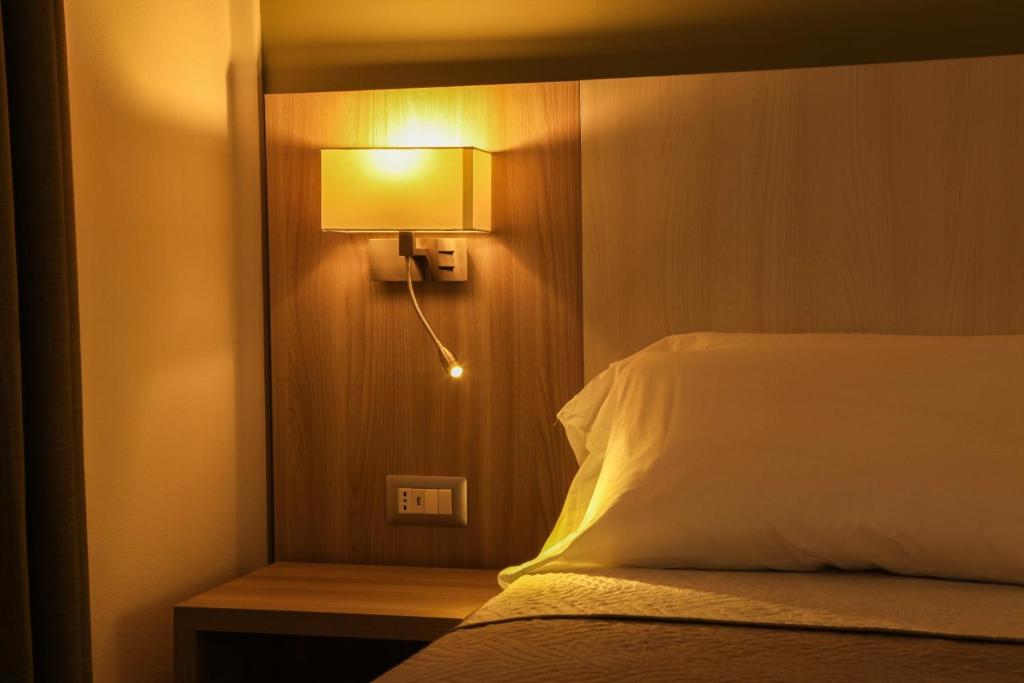 Postel nebo postele na pokoji v ubytování Pausania Inn
