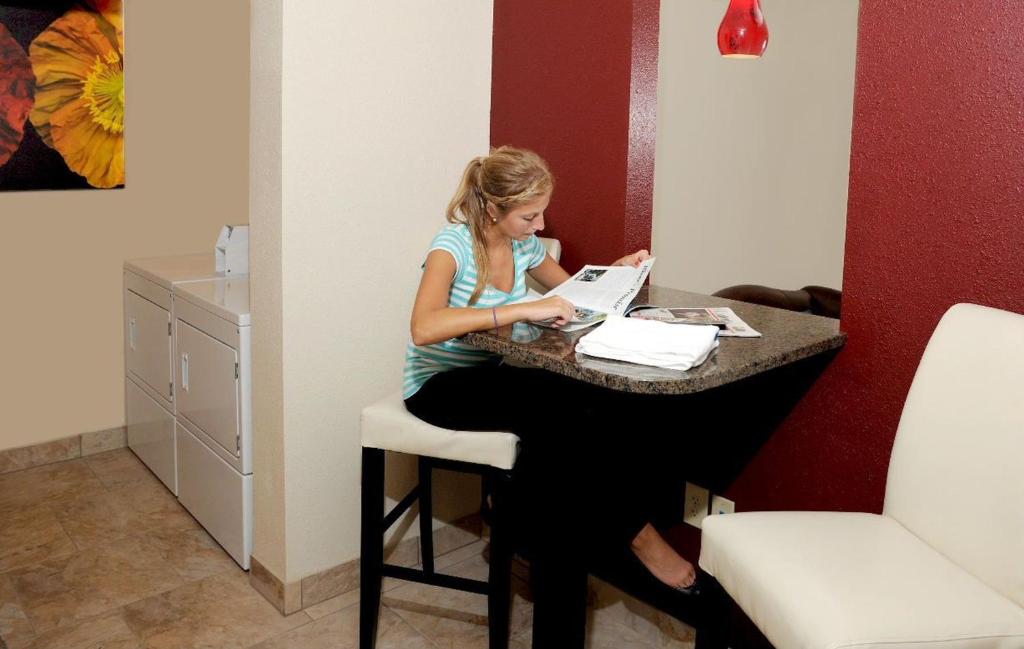 Holiday Inn and Suites Charleston West by IHG photo