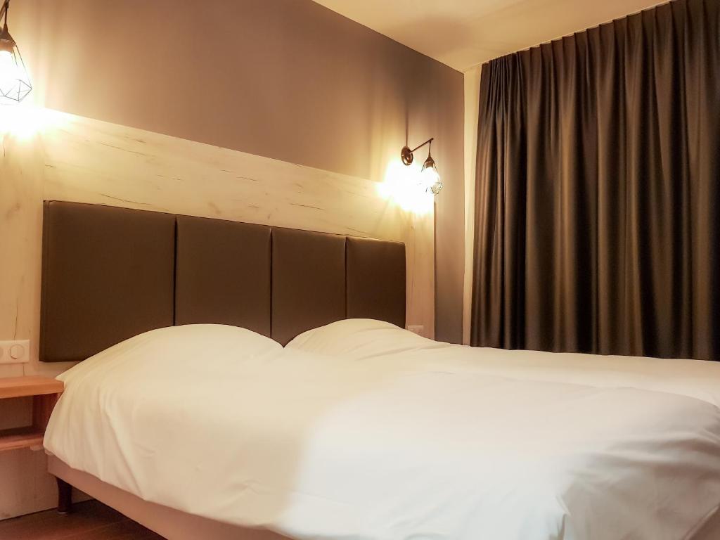 Postel nebo postele na pokoji v ubytování Logis Clermotel - Hôtel & Restaurant