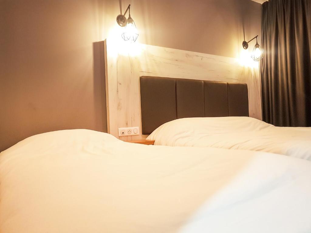 Postel nebo postele na pokoji v ubytování Logis Clermotel - Hôtel & Restaurant