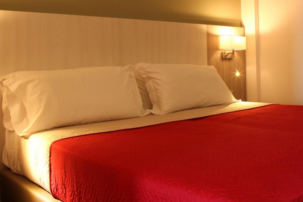 Postel nebo postele na pokoji v ubytování Pausania Inn