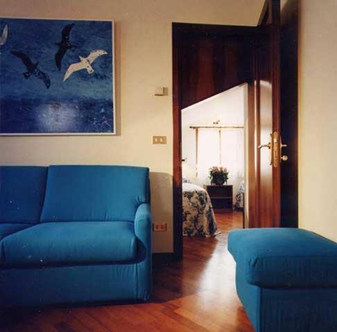 A seating area at Hotel Piccola Fenice