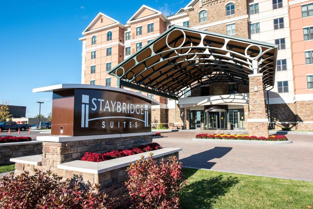 Staybridge Suites Albany Wolf Rd-Colonie Center, an IHG Hotel في ألباني: لافته امام مبنى