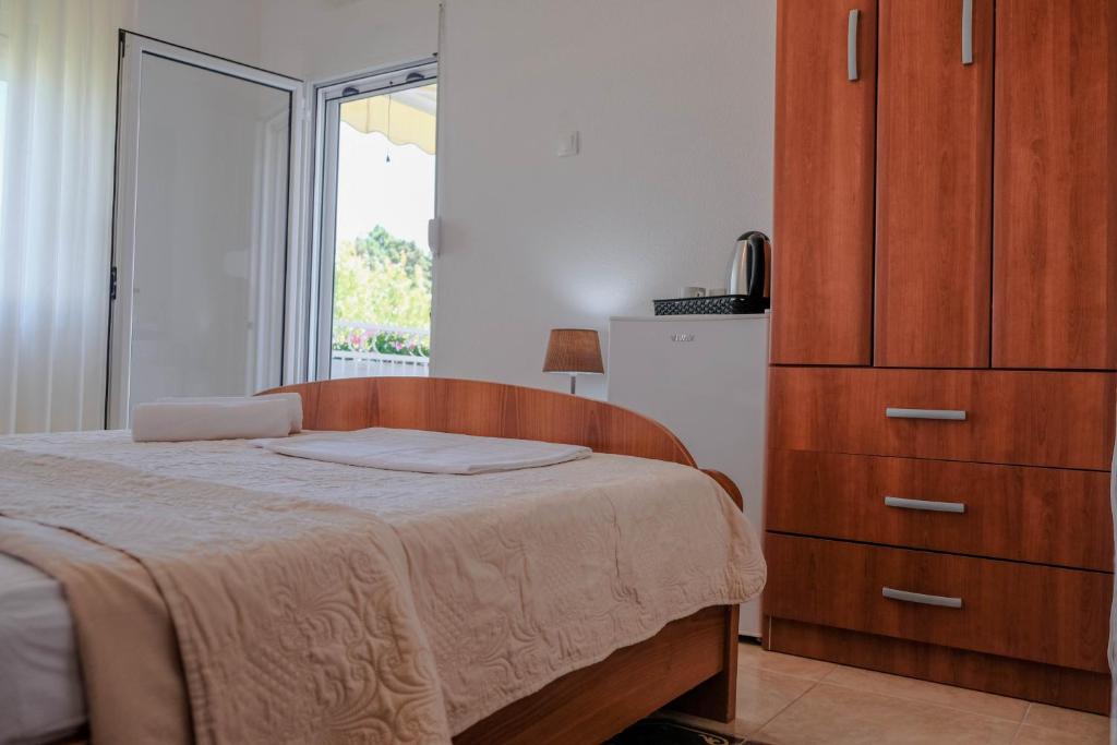 سرير أو أسرّة في غرفة في Vila Adriatik