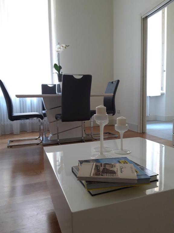 sala de estar con mesa de cristal y sillas en Appartamento Tergesteo, en Trieste