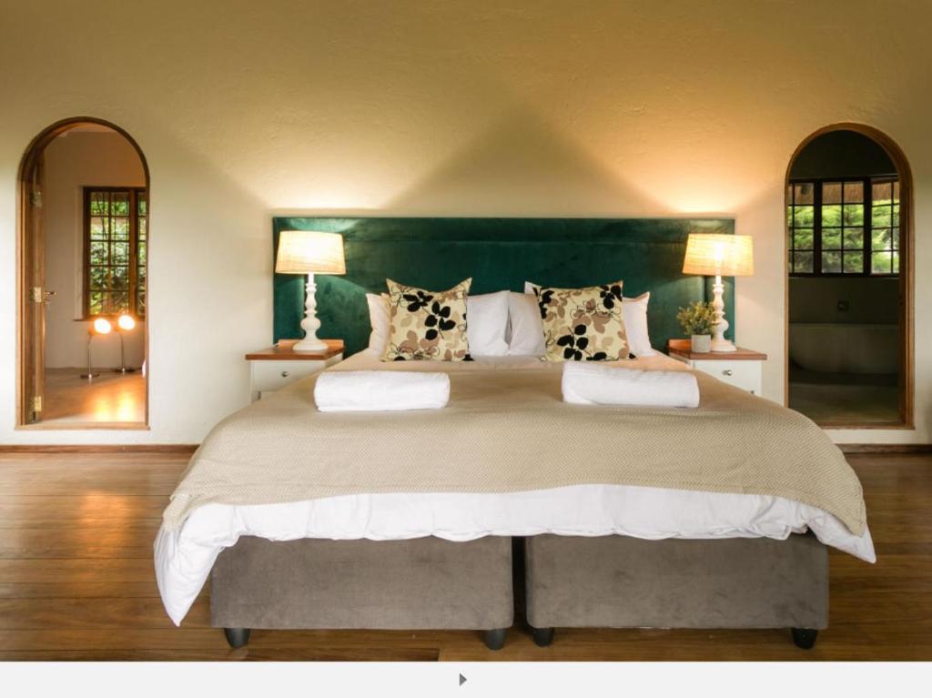 Letto o letti in una camera di Crestwood Bed & Breakfast