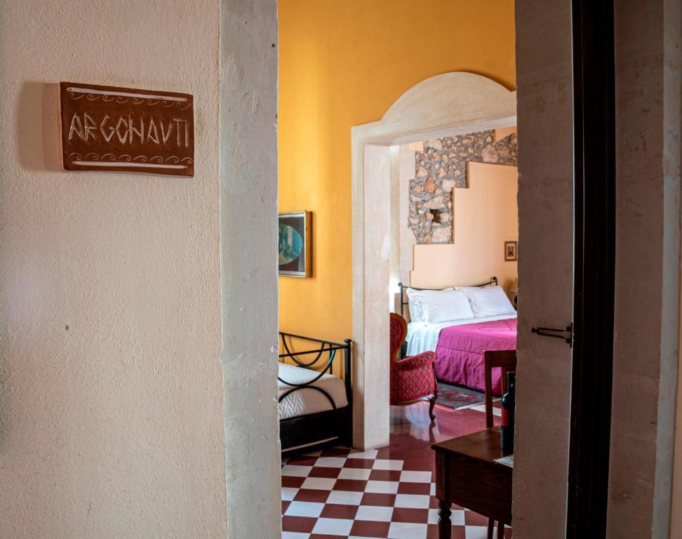 Postel nebo postele na pokoji v ubytování Lakkios charming suites and rooms