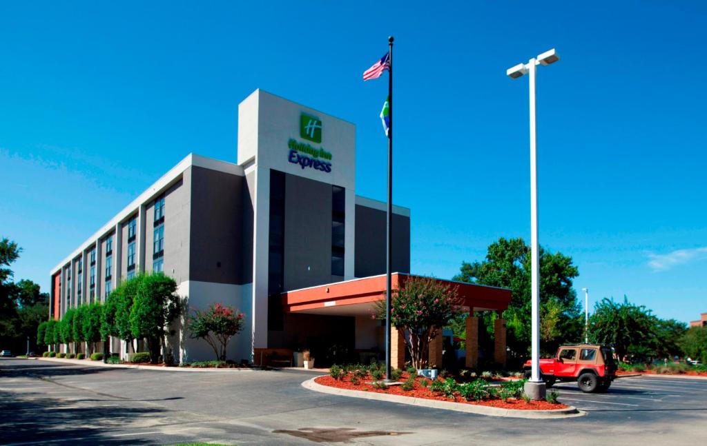 Um edifício de escritórios com um camião à frente. em Holiday Inn Express Tallahassee, an IHG Hotel em Tallahassee