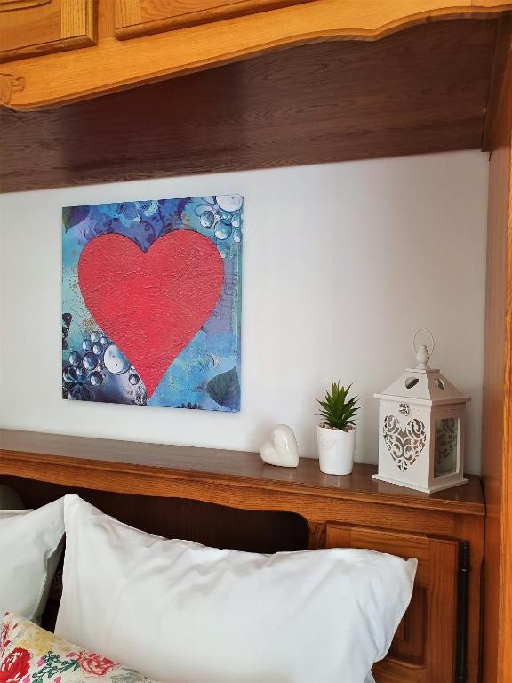 Postel nebo postele na pokoji v ubytování F• R• I• E• N• D• S•