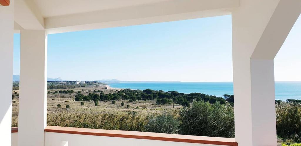 una finestra con vista sull'oceano da una casa di Il Canneto di Selinunte a Marinella di Selinunte