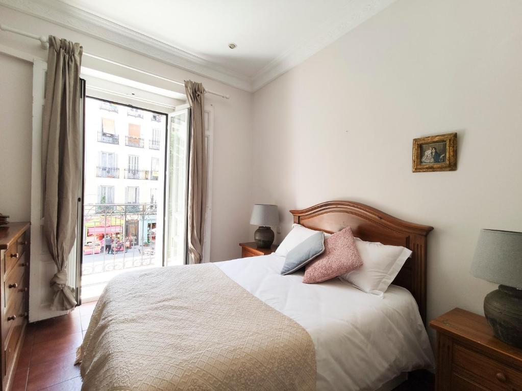 Postel nebo postele na pokoji v ubytování Charmy Apartment Chueca's Square