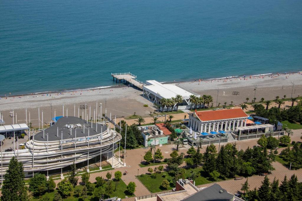 eine Luftansicht auf einen Pier neben einem Strand in der Unterkunft Orbi apartamenti batumi 15 b in Batumi