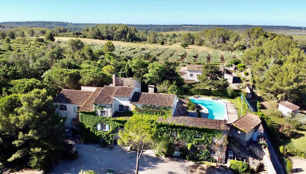 una vista aérea de una casa con piscina en Residence Le Saint Victor, en Fontvieille