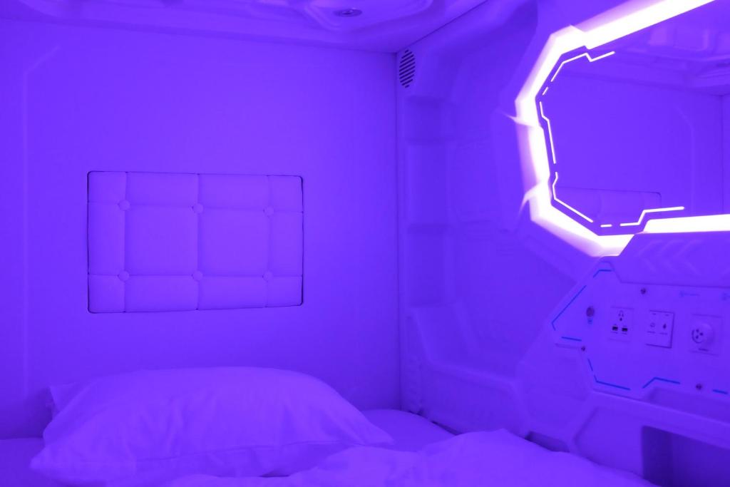 Postel nebo postele na pokoji v ubytování AV-1 Capsule Hotel