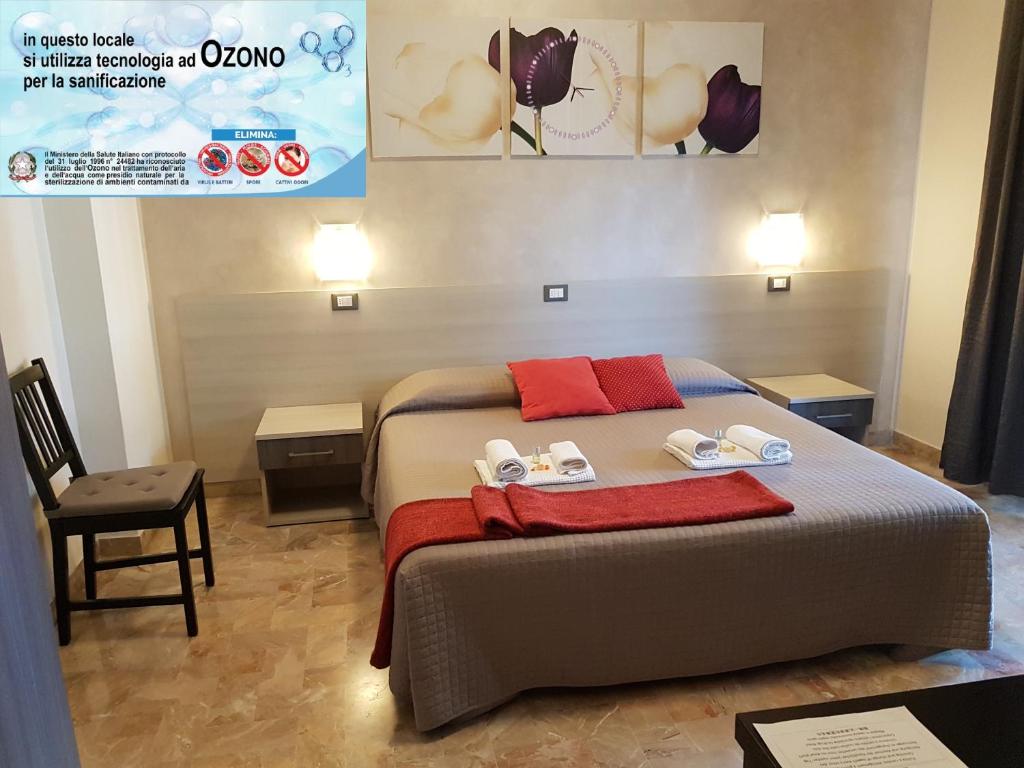 een slaapkamer met een bed met handdoeken erop bij B&B Monté in Montesilvano