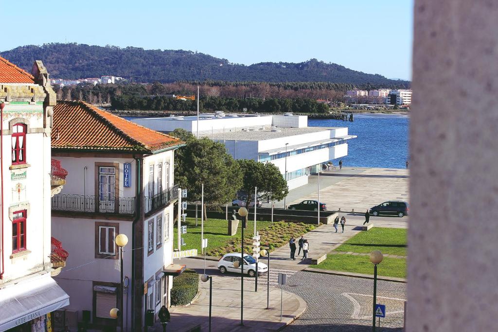 Blick auf eine Straße mit Gebäuden und das Wasser in der Unterkunft Avenida Central Viana - City and River Apartment in Viana do Castelo