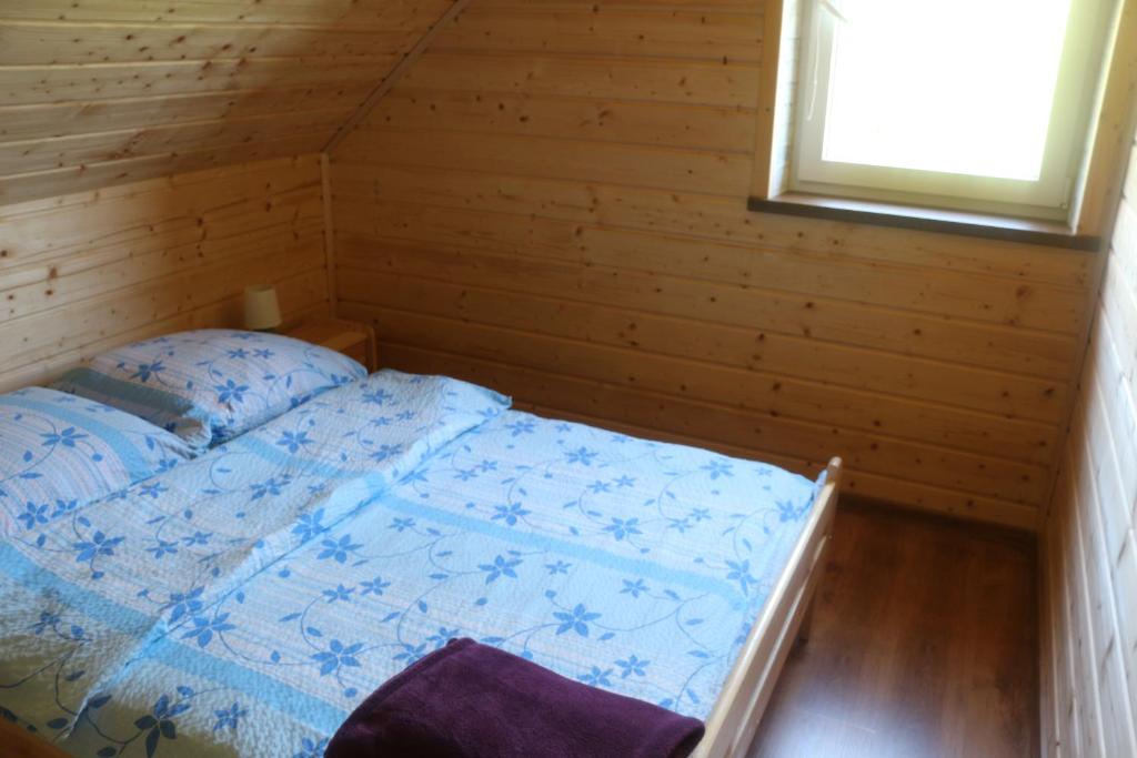 Posteľ alebo postele v izbe v ubytovaní Domki w Smolniku z możliwością apiterapii