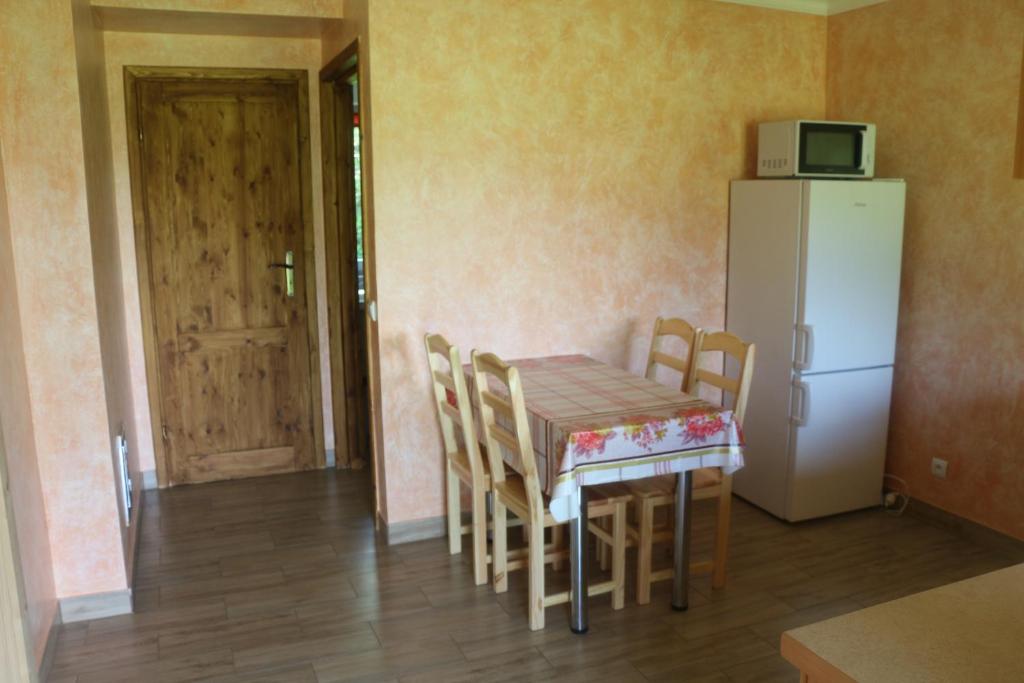 Kuchyňa alebo kuchynka v ubytovaní Domki w Smolniku z możliwością apiterapii