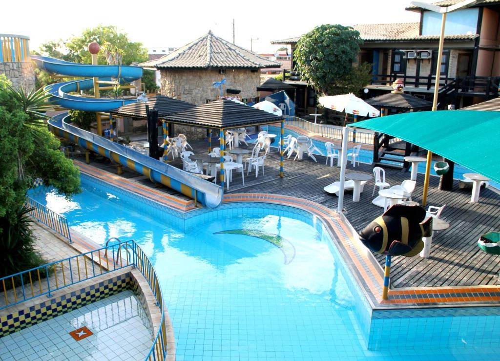 uma grande piscina com escorrega aquático em Porto Marlin Hotel em Conceição da Barra