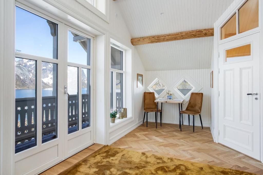 Fotografie z fotogalerie ubytování Sakrisøy Gjestegård - Manor House in Sakrisøy - Solbakken anno 1880 v destinaci Reine