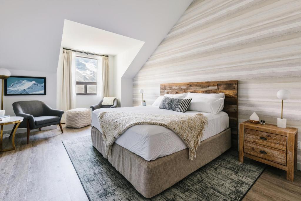 um quarto com uma cama, uma secretária e uma cadeira em Glacier View Lodge em Sunwapta