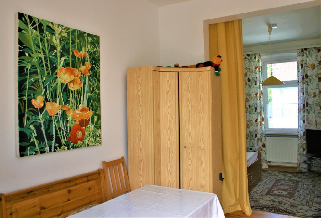 ein Schlafzimmer mit einem Bett und einem Wandgemälde in der Unterkunft Kleiner Herrenhof in Worms