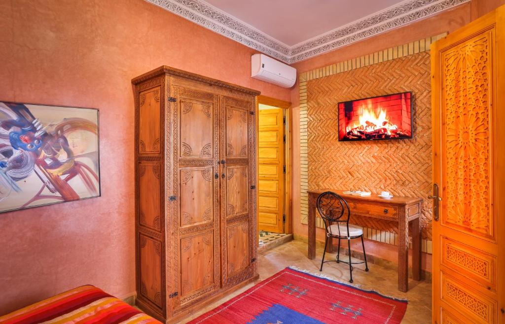 TV a/nebo společenská místnost v ubytování RIAD VILLA SIDI BABA
