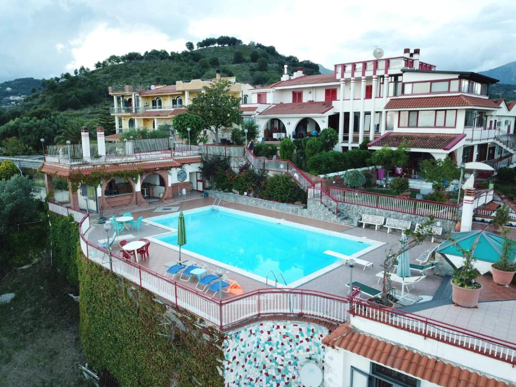 uma vista aérea de uma piscina num hotel em Casa vacanze villa Pellegrino em Salerno