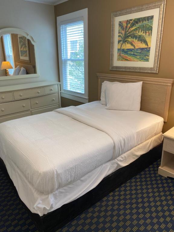 The Admiral Hotel/Motel photo