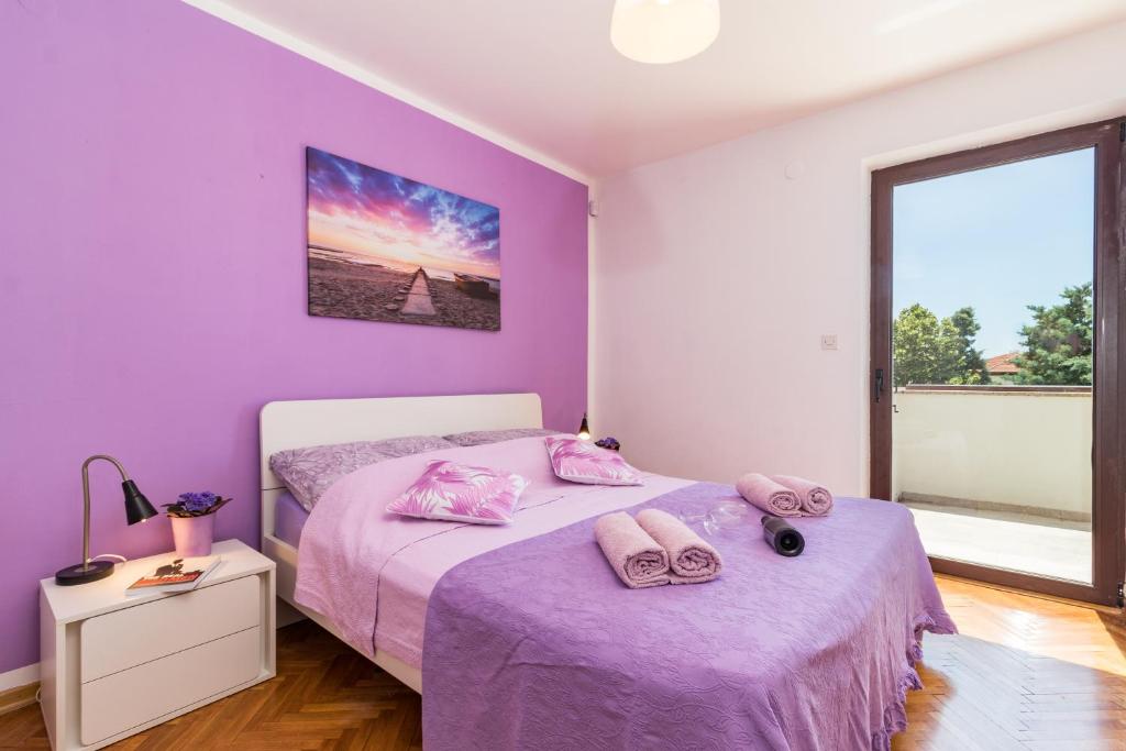 Postel nebo postele na pokoji v ubytování Villa Andrija Family Dream with heated pool at the sea with beautiful garden, outside cinema and kids playground
