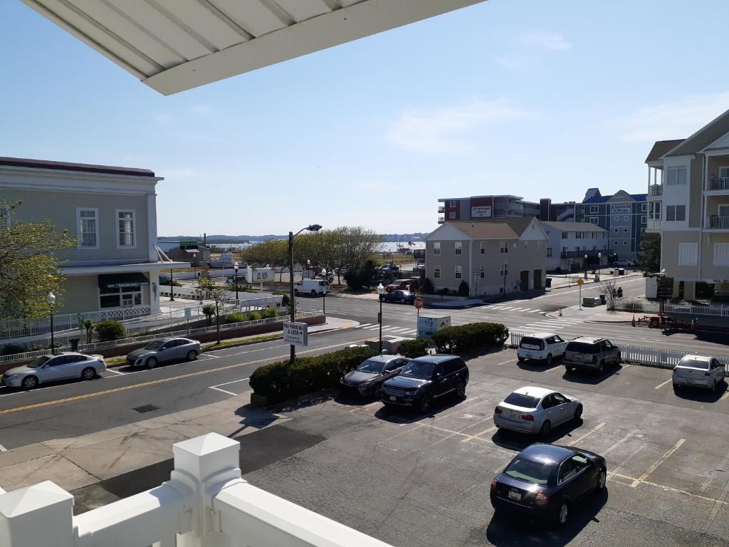 Blick auf einen Parkplatz mit geparkten Autos in der Unterkunft Atlantic Breeze Motel &amp; Apartments in Ocean City